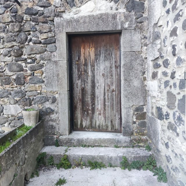 porte de maison en pierre