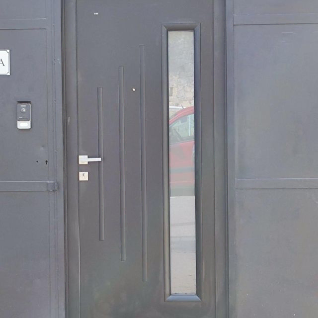 porte d'entrée grise